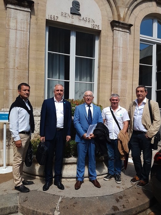 La delegación vasca, ante la sede del CNCDH, organismo que se ocupa de la cuestión de derechos humanos. (@Maite_Ubiria)