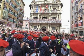 La ikurriña estuvo presente en el balcón del Ayutantamiento de Iruñea en el Txupinazo. (Idoia ZABALETA/ARGAZKI PRESS)