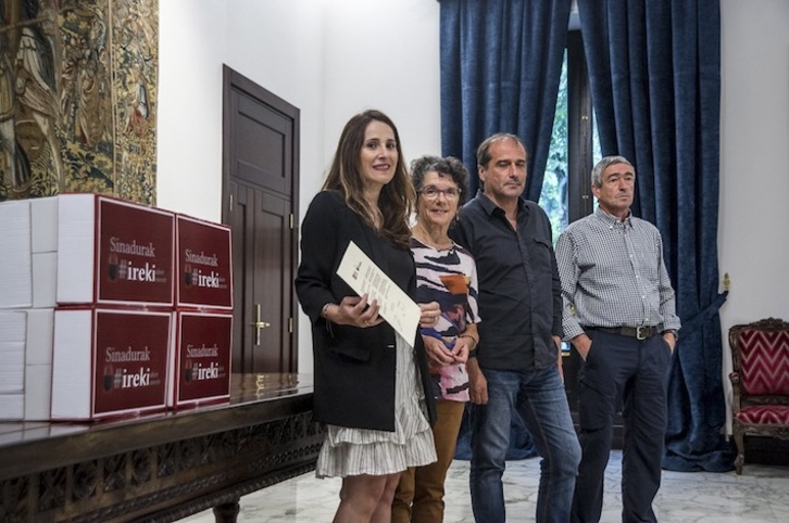 Los integrantes del Foro Social, con Bakartxo Tejeria. (Jaizki FONTANEDA/ARGAZKI PRESS)