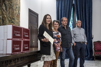 Los integrantes del Foro Social, con Bakartxo Tejeria. (Jaizki FONTANEDA/ARGAZKI PRESS)