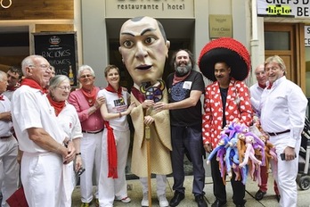 Un momento de la entrega al Cabezudo Japonés del premio Guiri del Año otorgado por Katuki Saguyaki. (Idoia ZABALETA/ARGAZKI PRESS)