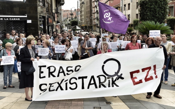 Eraso matxista baten aurka Zorrotzan egindako elkarretaratze bat, artxiboko irudian. (FOKU)