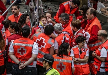 Atenciones al corredor que ha sufrido un traumatismo craneoencefálico en la plaza Consistorial. (Lander FERNANDEZ DE ARROYABE/ARGAZKI PRESS)