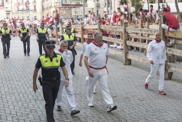 El alcalde Asiron, inspeccionando el recorrido del encierro antes de la carrera del día 7. (Andoni CANELLADA/ARGAZKI PRESS)