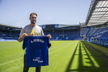 Pedraza posa en Mendizorrotza con la camiseta del Alavés. (Jaizki FONTANEDA / ARGAZKI PRESS)