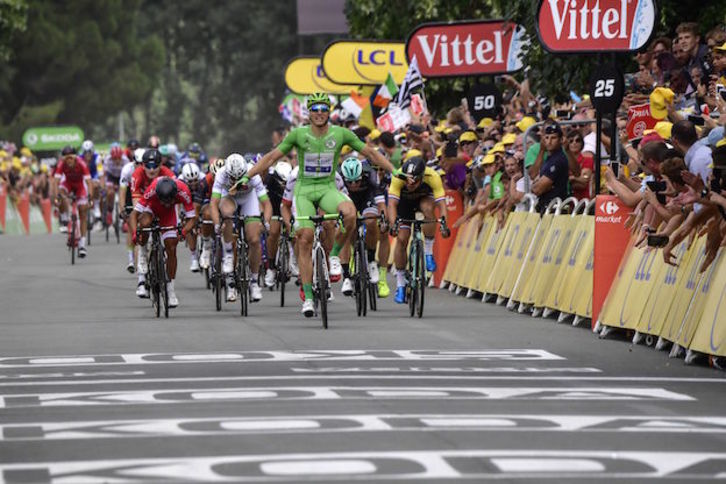 Kittel se ha permitido el lujo de soltar el manillar bastante antes de la línea de meta. (PHILIPPE LOPEZ / AFP)
