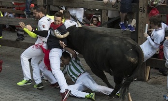 Momento de peligro en el tramo de Telefónica y el callejón. (Jagoba MANTEROLA/ARGAZKI PRESS)