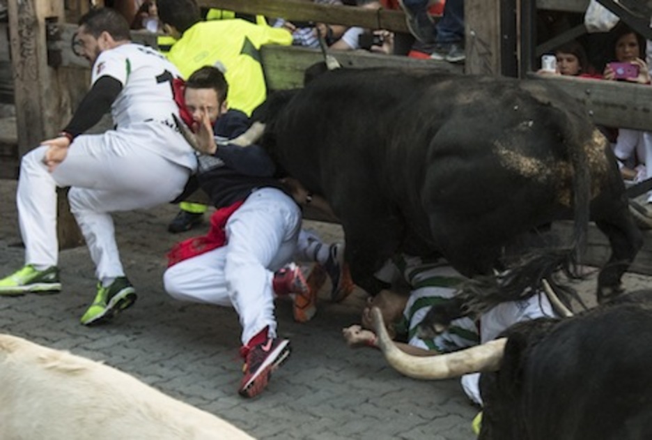 El astado de Victoriano del Río arrolla a varios corredores en la confluncia de Telefónica con la bajada del callejón. (Jagoba MANTEROLA/ARGAZKI PRESS) El astado de Victoriano del Río arrolla a varios corredores en la confluncia de Telefónica con la bajada del callejón. (Jagoba MANTEROLA/ARGAZKI PRESS)