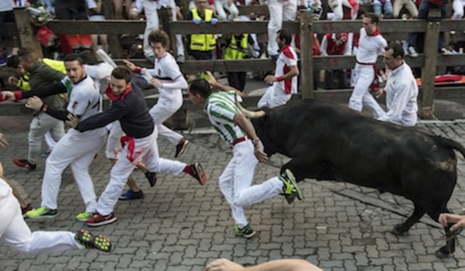 El momento del tensión del día se ha iniciado con el astado empujando al corredor con la camiseta del Betis. (Jagoba MANTEROLA/ARGAZKI PRESS) El momento del tensión del día se ha iniciado con el astado empujando al corredor con la camiseta del Betis. (Jagoba MANTEROLA/ARGAZKI PRESS)