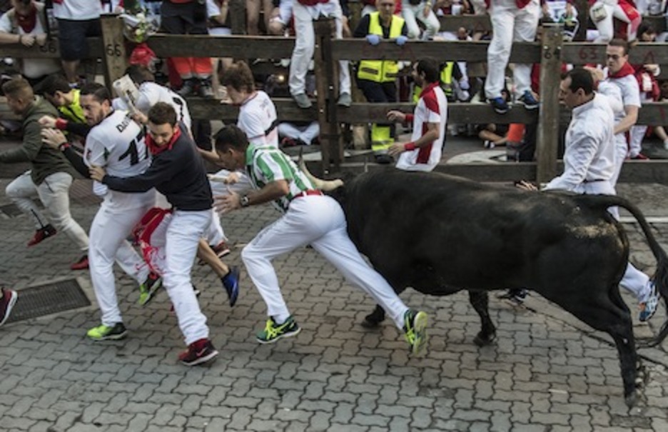 El mozo empujado busca el equilibrio con los corredores delanteros. (Jagoba MANTEROLA/ARGAZKI PRESS) El mozo empujado busca el equilibrio con los corredores delanteros. (Jagoba MANTEROLA/ARGAZKI PRESS)