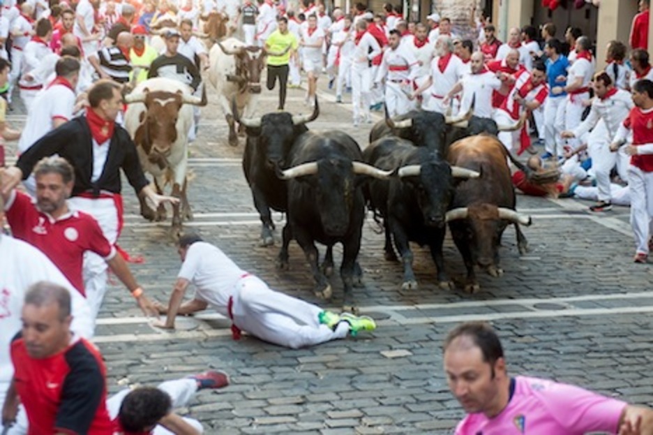 Los seis toros, muy agrupados, se preparan para tomar la curva de Estafeta. (Iñigo URIZ/ARGAZKI PRESS) Los seis toros, muy agrupados, se preparan para tomar la curva de Estafeta. (Iñigo URIZ/ARGAZKI PRESS)