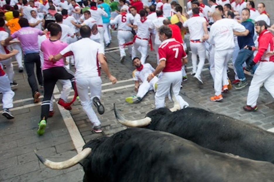 Dos de los toros de Victoriano del Río avanzan con numerosos corredores delante de ellos. (Iñigo URIZ/ARGAZKI PRESS) Dos de los toros de Victoriano del Río avanzan con numerosos corredores delante de ellos. (Iñigo URIZ/ARGAZKI PRESS)