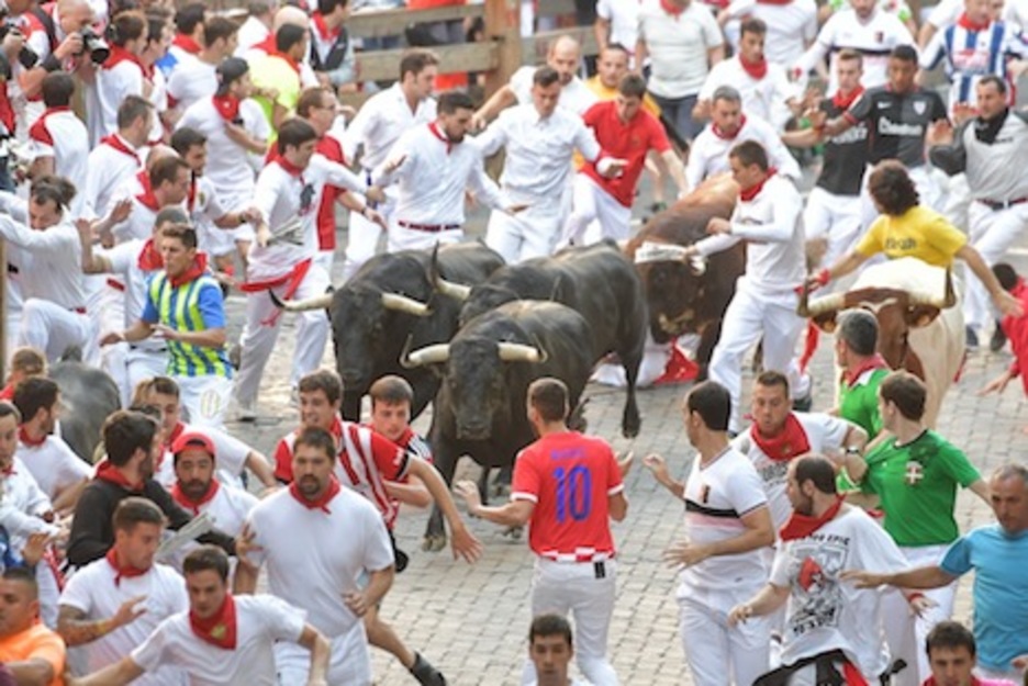 La torada avanza por Telefónica. (Idoia ZABALETA/ARGAZKI PRESS) La torada avanza por Telefónica. (Idoia ZABALETA/ARGAZKI PRESS)