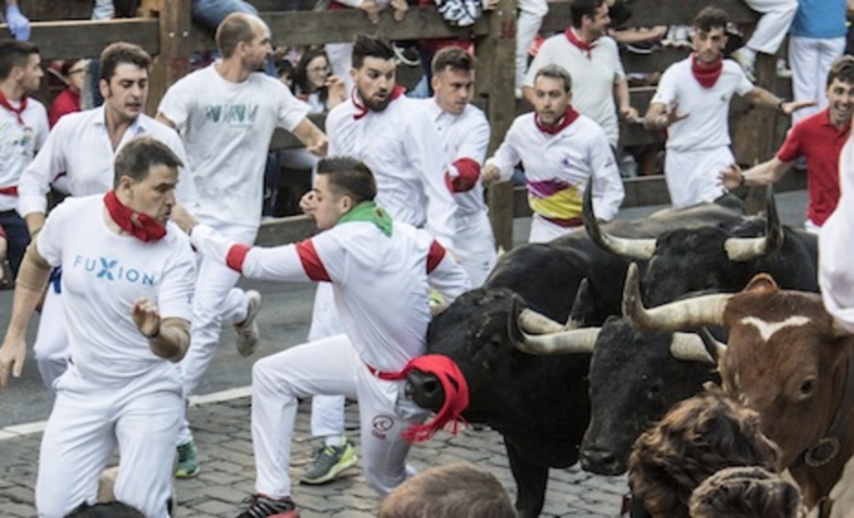 Curiosa imagen con la faja de un corredor poniendo un ‘bigote’ al morlaco madrileño. (Jagoba MANTEROLA/ARGAZKI PRESS) Curiosa imagen con la faja de un corredor poniendo un ‘bigote’ al morlaco madrileño. (Jagoba MANTEROLA/ARGAZKI PRESS)