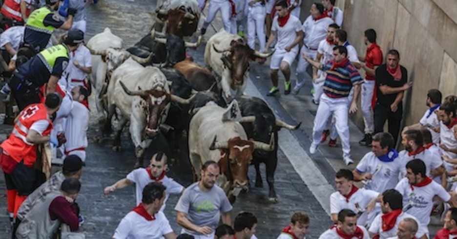 Una manada muy compacta sube por la cuesta de Santo Domingo. (Lander FERNANDEZ DE ARROYABE/ARGAZKI PRESS) Una manada muy compacta sube por la cuesta de Santo Domingo. (Lander FERNANDEZ DE ARROYABE/ARGAZKI PRESS)