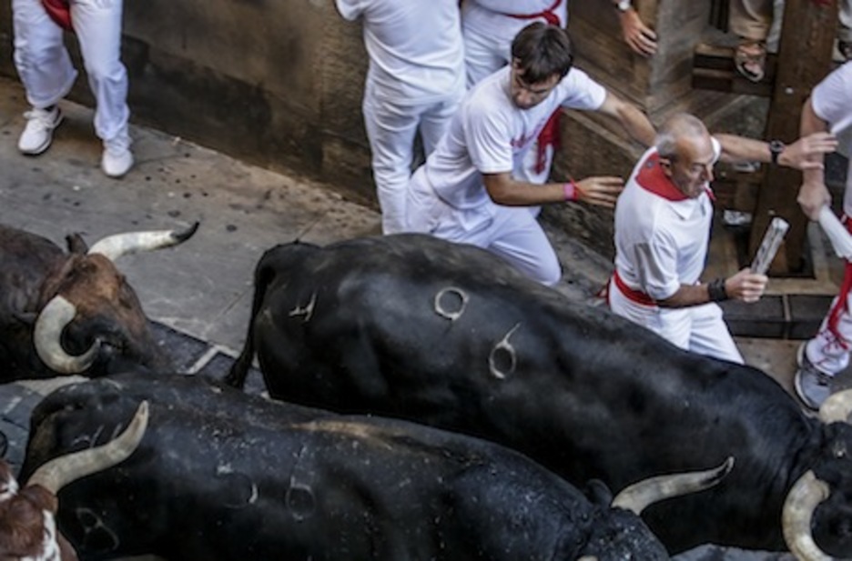 Algunos apuros en Santo Domingo al paso de la manada. (Lander FERNANDEZ DE ARROYABE/ARGAZKI PRESS) Algunos apuros en Santo Domingo al paso de la manada. (Lander FERNANDEZ DE ARROYABE/ARGAZKI PRESS)