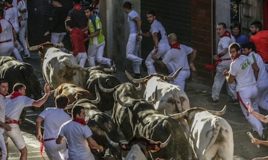 Los rayos del sol iluminan a la manada cuando entra en Mercaderes. (Lander FERNANDEZ DE ARROYABE/ARGAZKI PRESS) Los rayos del sol iluminan a la manada cuando entra en Mercaderes. (Lander FERNANDEZ DE ARROYABE/ARGAZKI PRESS)