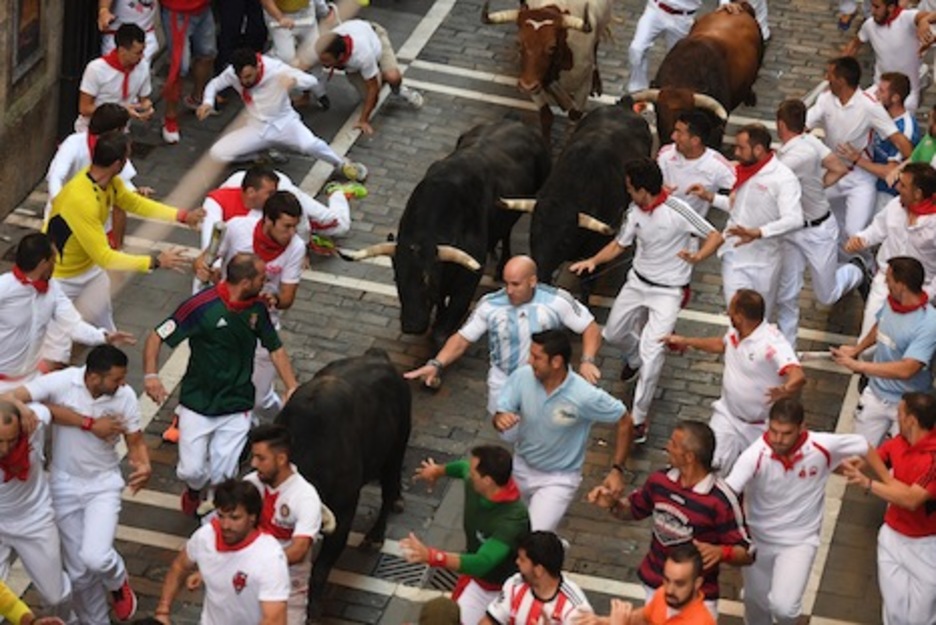 Los toros de Victoriano del Río avanzan por Estafeta con los corredores. (Jon URBE/ARGAZKI PRESS) Los toros de Victoriano del Río avanzan por Estafeta con los corredores. (Jon URBE/ARGAZKI PRESS)