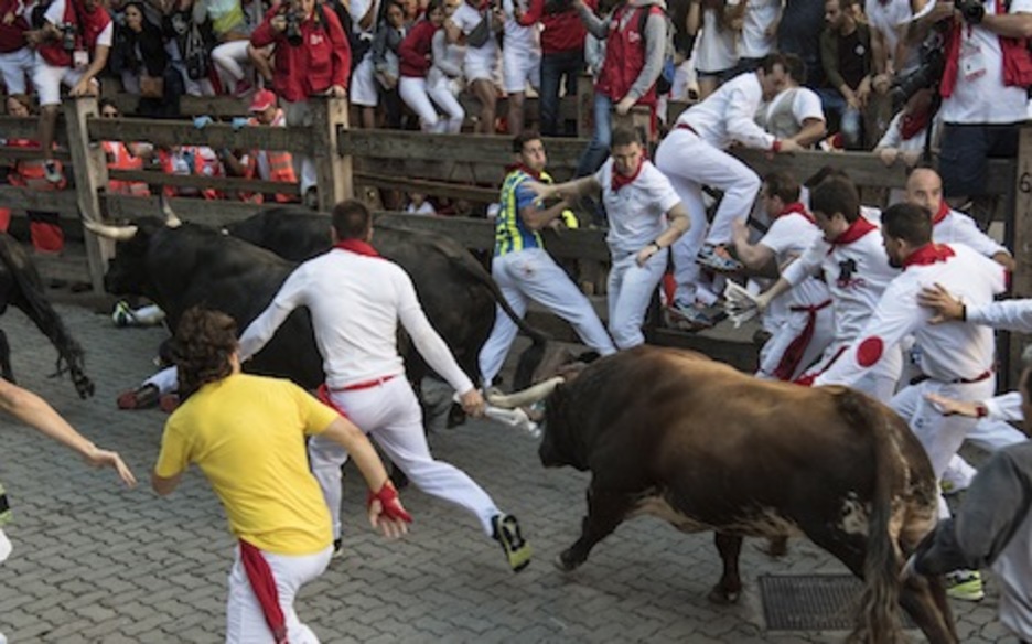 Un mozo lleva a punta de periódico al colorado Epicentro hacia la plaza. (Jagoba MANTEROLA/ARGAZKI PRESS) Un mozo lleva a punta de periódico al colorado Epicentro hacia la plaza. (Jagoba MANTEROLA/ARGAZKI PRESS)