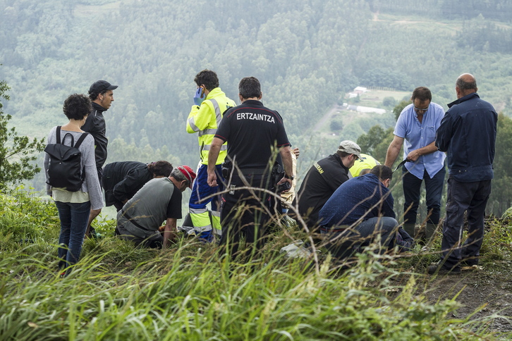 Cuatro personas resultaron heridas en el derribo de la cruz franquista de Gaztelumendi. (Aritz LOIOLA / ARGAZKI PRESS)