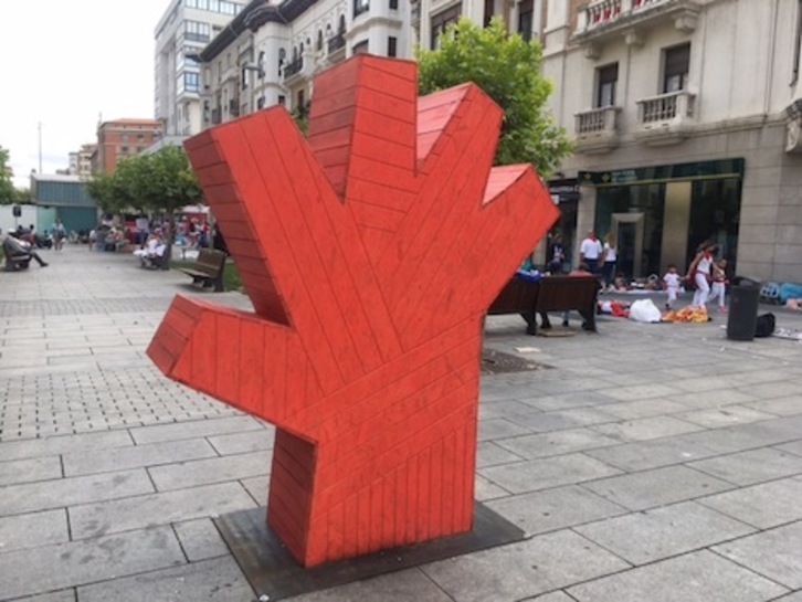 La mano roja, símbolo contra las agresiones sexistas, instalada en la avenida de Carlos III de Iruñea durante los pasados sanfermines..