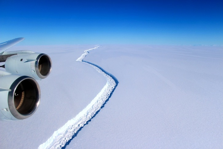 Imagen aérea captada por la NASA de la grieta que ha dejado el iceberg tras desprenderse del segmento Larsen C de la Antártida. (John SONNTAG/AFP)
