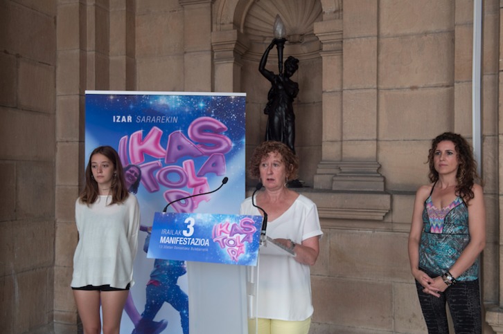 Kontxi Ibarreta, la madre de Majarenas, frente al cartel de la manifestación. Juan Carlos RUIZ / ARGAZKI PRESS