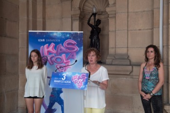 Kontxi Ibarreta, la madre de Majarenas, frente al cartel de la manifestación. Juan Carlos RUIZ / ARGAZKI PRESS