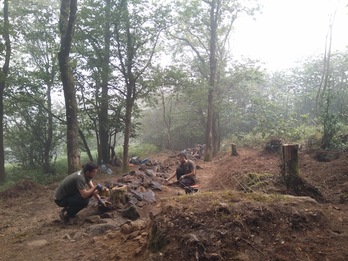 Aranzadiko kide eta boluntarioak, Zarateaitzeko lubakietan lanean. (Ane URKIRI)