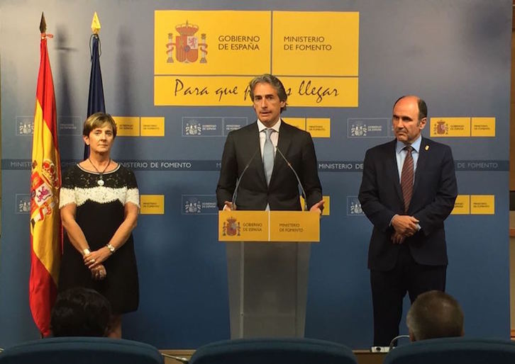 El ministro español de Fomento, Iñigo de la Serna, flanqueado por Arantxa Tapia y Manu Ayerdi. (@idlserna)
