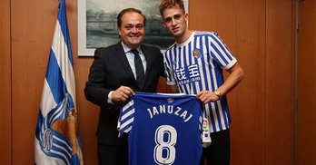Aperribay y Januzaj, con la elástica blanquiazul. (realsociedad.com)