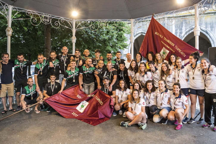 Las tripulaciones de Kaiku y Deusto celebran su victoria. (Aritz LOIOLA / ARGAZKI PRESS)