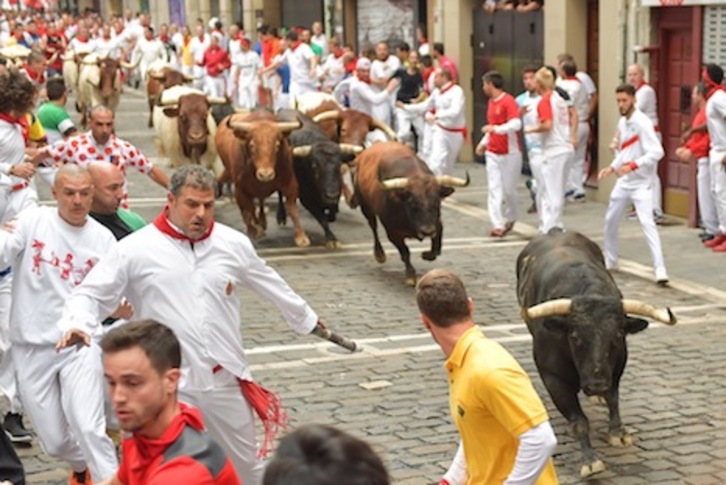 La manada de los Núñez del Cuvillo enfila hacia la curva de Estafeta. (Idoia ZABALETA/ARGAZKI PRESS)