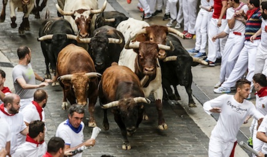 La manada, agrupada, sube por Santo Domingo. (Lander FERNÁNDEZ DE ARROYABE/ARGAZKI PRESS) La manada, agrupada, sube por Santo Domingo. (Lander FERNÁNDEZ DE ARROYABE/ARGAZKI PRESS)
