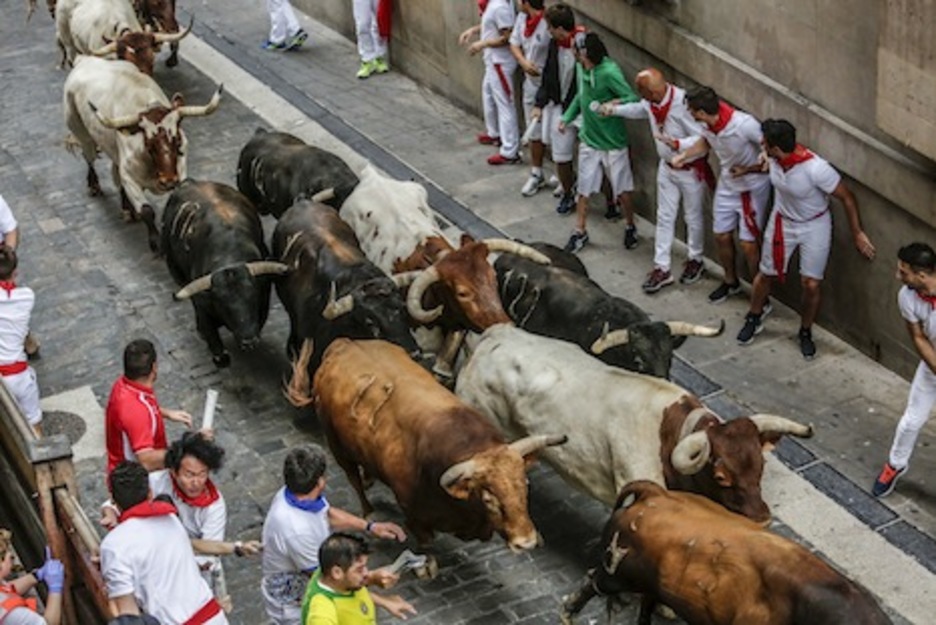 La torada se estira a su paso junto al Ayuntamiento. (Lander FERNÁNDEZ DE ARROYABE/ARGAZKI PRESS) La torada se estira a su paso junto al Ayuntamiento. (Lander FERNÁNDEZ DE ARROYABE/ARGAZKI PRESS)