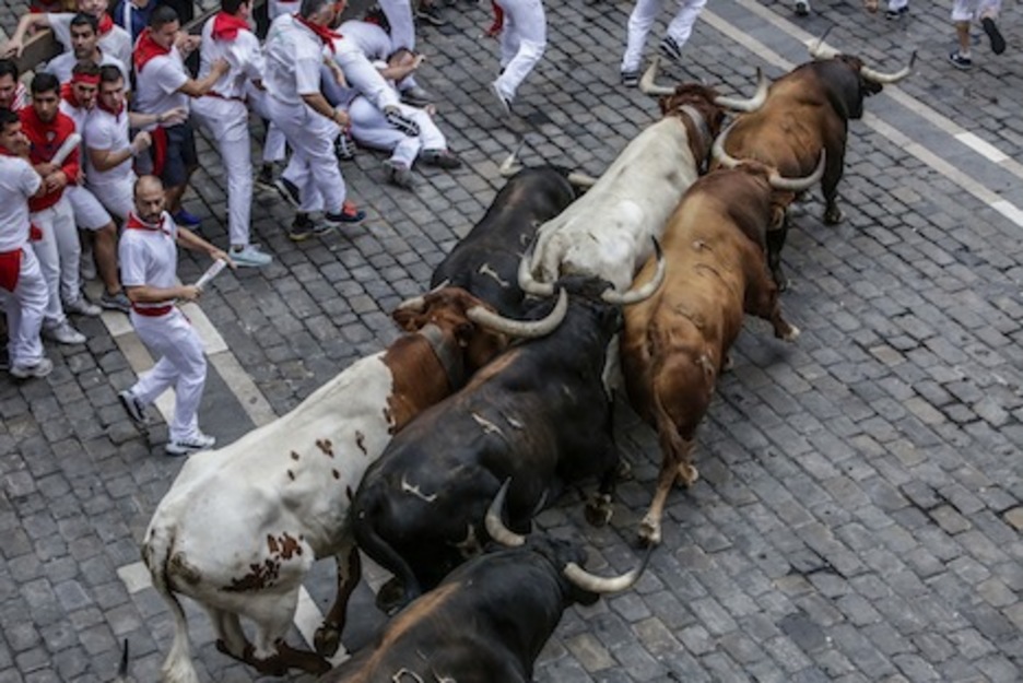 Galiano abre el grupo por la plaza Consistorial. (Lander FERNÁNDEZ DE ARROYABE/ARGAZKI PRESS) Galiano abre el grupo por la plaza Consistorial. (Lander FERNÁNDEZ DE ARROYABE/ARGAZKI PRESS)