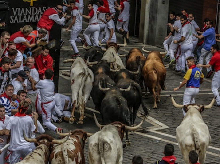 La torada entra en Mercaderse, con un manso saltando por encima de un corredor. (Lander FERNÁNDEZ DE ARROYABE/ARGAZKI PRESS) La torada entra en Mercaderse, con un manso saltando por encima de un corredor. (Lander FERNÁNDEZ DE ARROYABE/ARGAZKI PRESS)