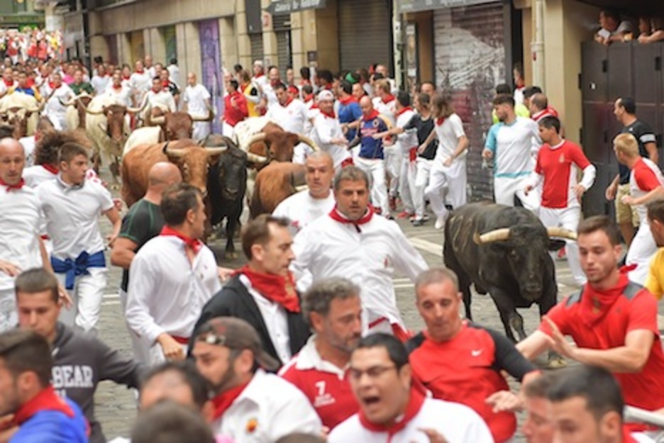 Rosito se destaca del resto de la manada antes de llegar a la curva de Estafeta. (Idoia ZABALETA/ARGAZKI PRESS) Rosito se destaca del resto de la manada antes de llegar a la curva de Estafeta. (Idoia ZABALETA/ARGAZKI PRESS)