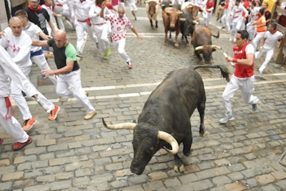 El morlaco negro corre en cabeza para tomar la Estafeta. (Idoia ZABALETA/ARGAZKI PRESS) El morlaco negro corre en cabeza para tomar la Estafeta. (Idoia ZABALETA/ARGAZKI PRESS)