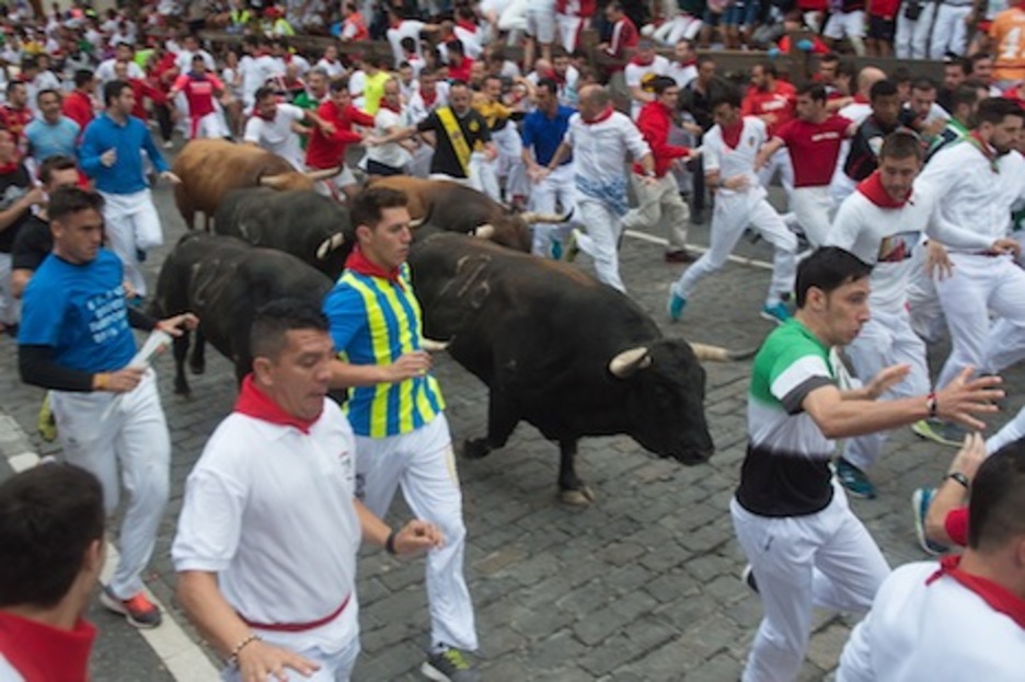Lugareño dirige a sus hermanos hacia la plaza. (Iñigo URIZ/ARGAZKI PRESS) Lugareño dirige a sus hermanos hacia la plaza. (Iñigo URIZ/ARGAZKI PRESS)