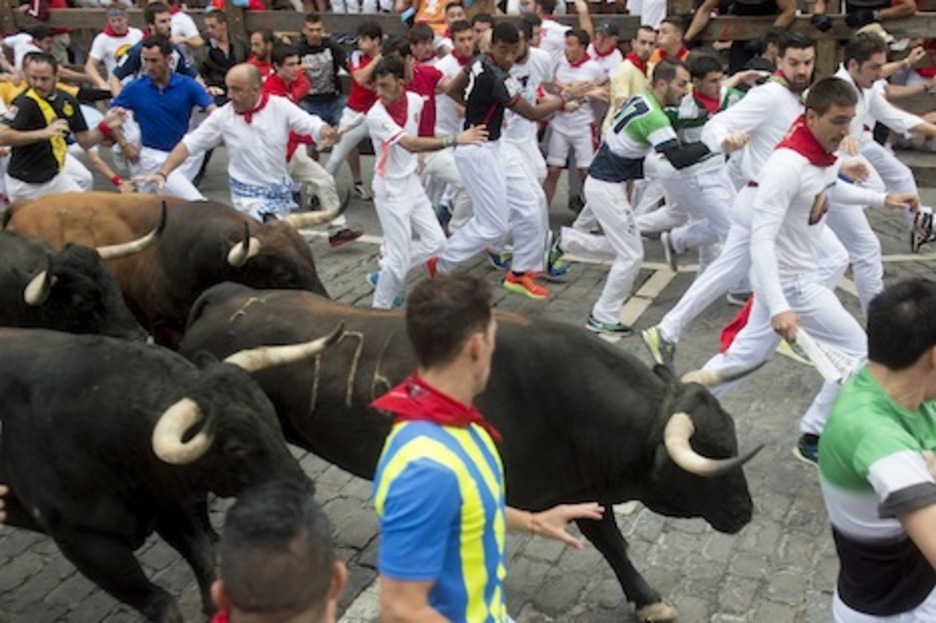 Los astados avanzan en formación por Telefónica. (Iñigo URIZ/ARGAZKI PRESS) Los astados avanzan en formación por Telefónica. (Iñigo URIZ/ARGAZKI PRESS)