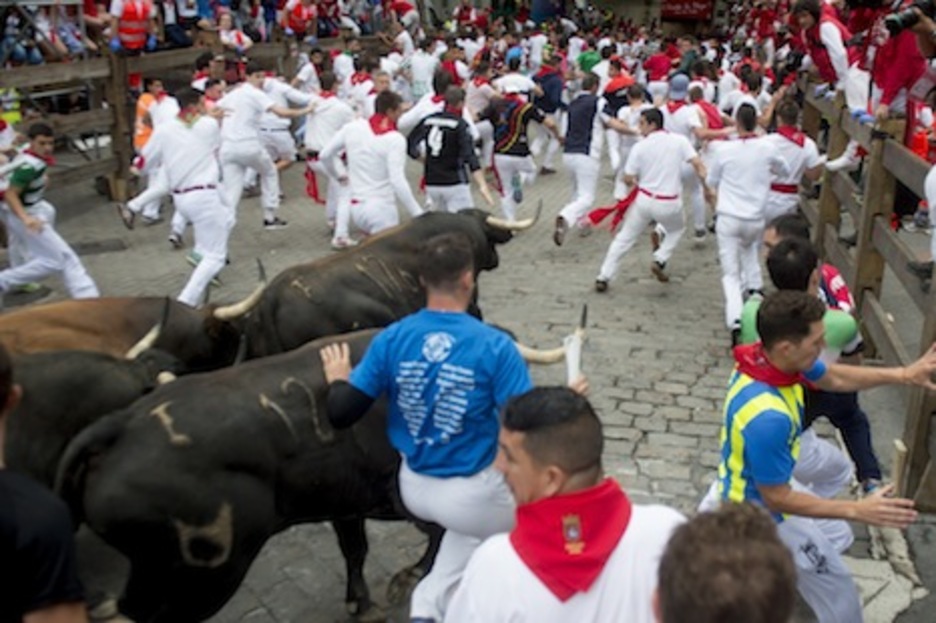 Un corredor apoya la mano en el lomo de Rosito, gesto que está prohibido. (Iñigo URIZ/ARGAZKI PRESS) Un corredor apoya la mano en el lomo de Rosito, gesto que está prohibido. (Iñigo URIZ/ARGAZKI PRESS)