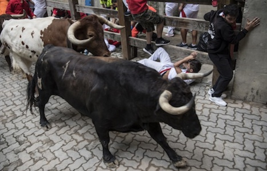 Pocaropa y un manso, a punto de entrar en el callejón. (Jagoba MANTEROLA/ARGAZKI PRESS) Pocaropa y un manso, a punto de entrar en el callejón. (Jagoba MANTEROLA/ARGAZKI PRESS)