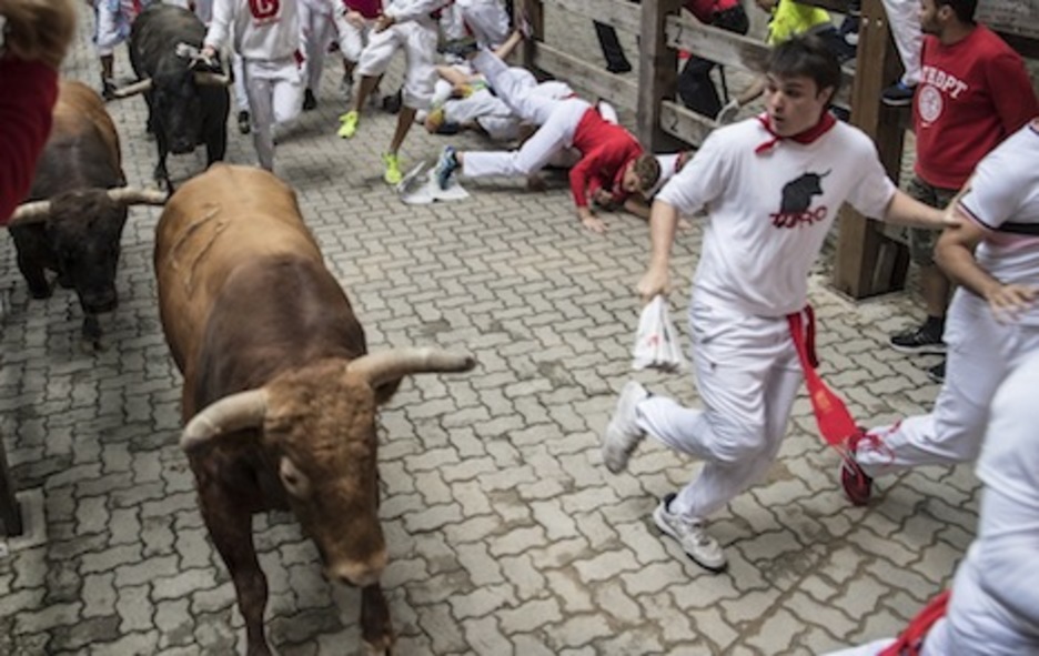 Un corredor avanza junto a Fundador. (Jagoba MANTEROLA/ARGAZKI PRESS) Un corredor avanza junto a Fundador. (Jagoba MANTEROLA/ARGAZKI PRESS)