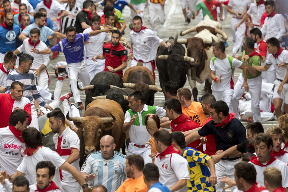 La torada sube por Estafeta a buen ritmo. (Juanan RUIZ/ARGAZKI PRESS) La torada sube por Estafeta a buen ritmo. (Juanan RUIZ/ARGAZKI PRESS)