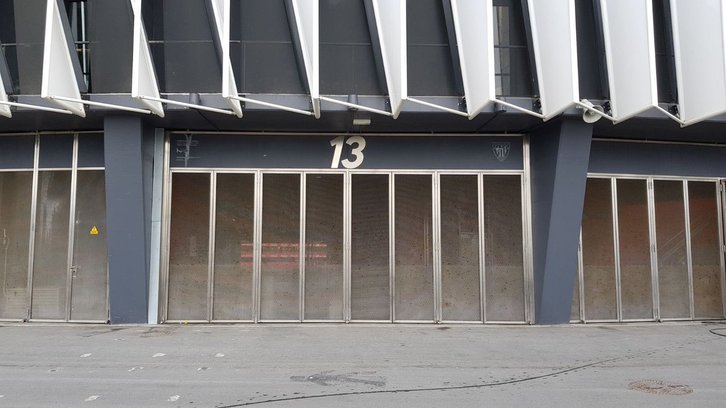 Los distintivos de Iñigo Cabacas Herri Harmaila han sido retirados de la puerta 13 de San Mamés. (@indautxutik)