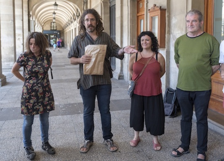 Los firmantes del maniesto a favor de Errekaleor han trasladado el informe a los grupos municipales. (Juanan RUIZ/ARGAZKI PRESS)