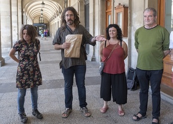 Los firmantes del maniesto a favor de Errekaleor han trasladado el informe a los grupos municipales. (Juanan RUIZ/ARGAZKI PRESS)