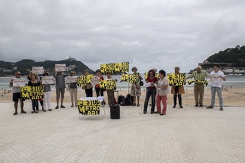 Satorralaiako kideak Kontxan, larunbateko mobilizazioaren aurkezpenean. (Gorka RUBIO/ARGAZKI PRESS)