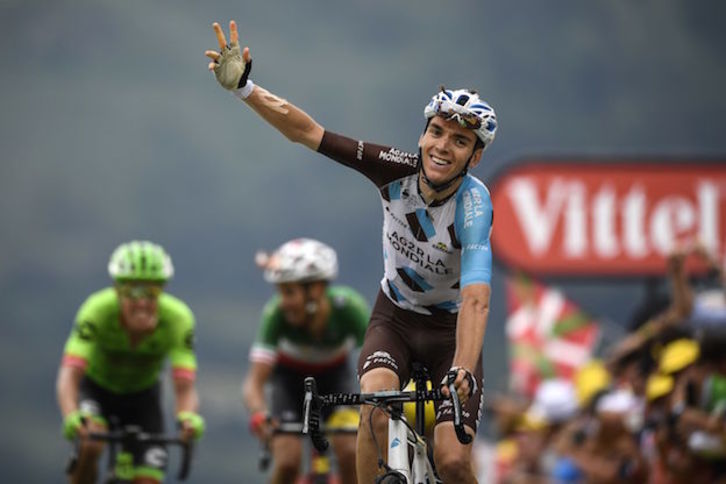 Bardet entra victorioso, con Urán y Aru por detrás. Los tres discuten la autoridad de Frrome. ( Lionel BONAVENTURE / AFP)
